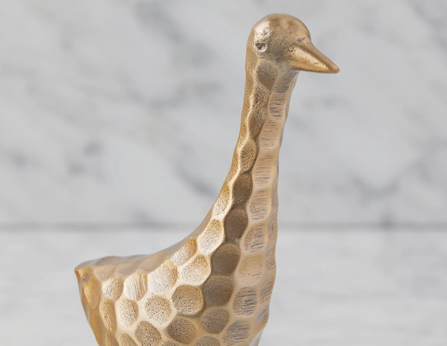 BEYA — Aluminum sculpture with marble base 22 cm - Image 5