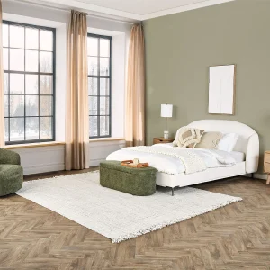 PORTLAND — King size bed (11-70-97-46)