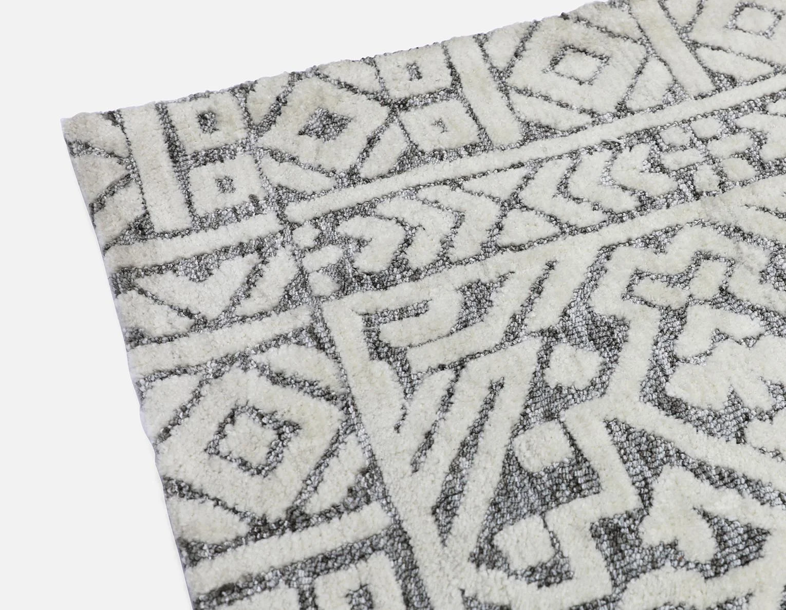 MILT — Knitted polyester rug 6'x9' - Image 4
