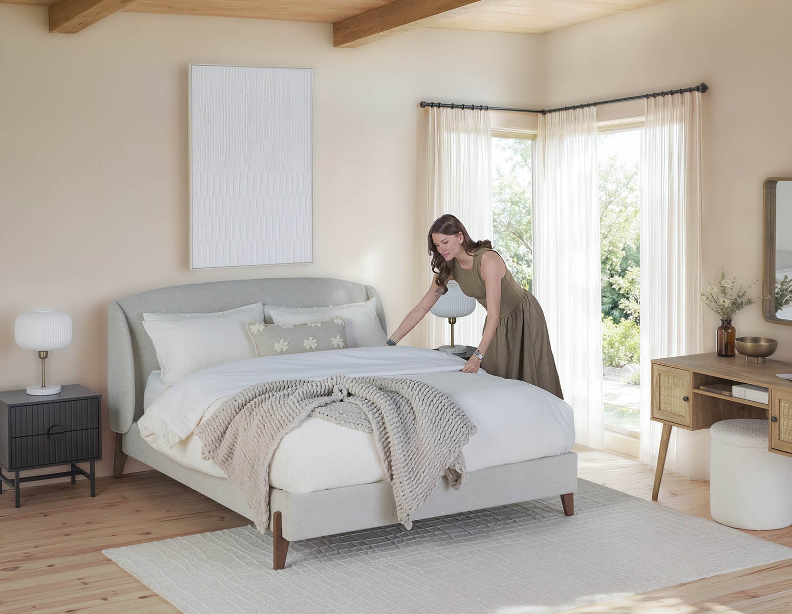 MARCIA — Mid-century modern upholstered queen size bed