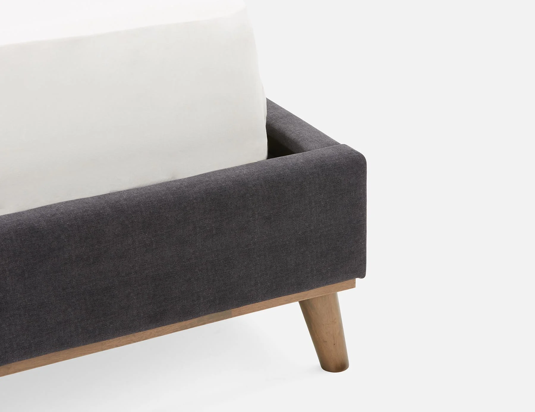 CARME — Mid-century modern tufted upholstered king size bed (98-53-18-33-D) - Image 5