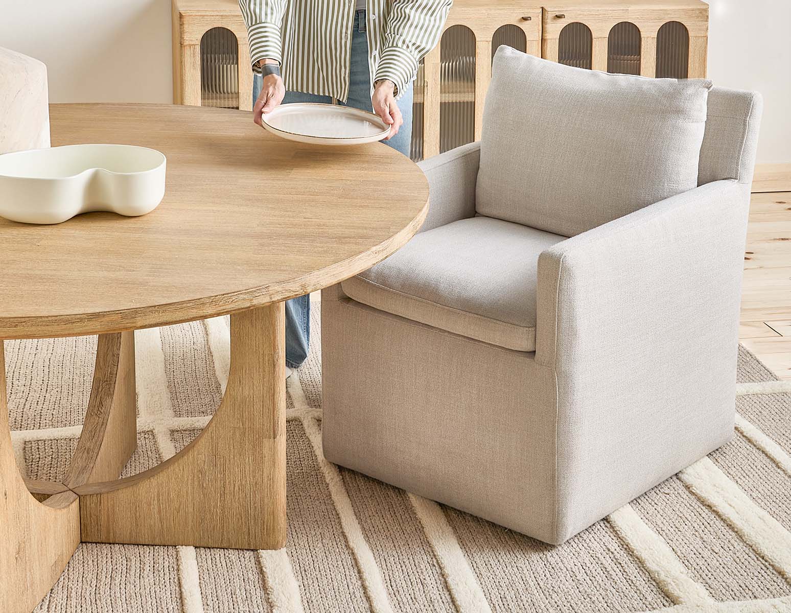PRIYA — Round acacia wood dining table 140cm (82-02-54-42) - Image 9