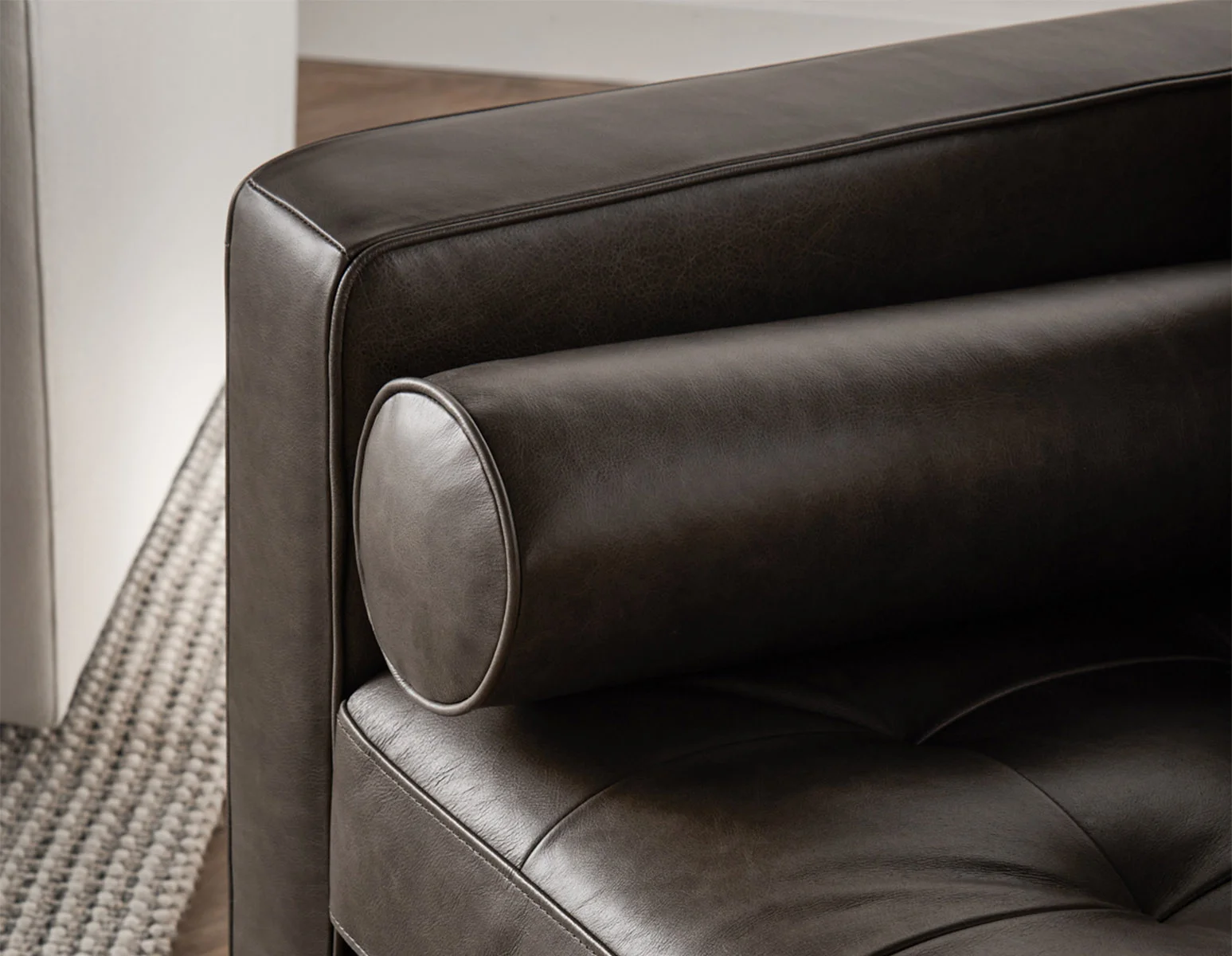 KINSEY — 100% leather armchair (59-04-04-30) - Image 9