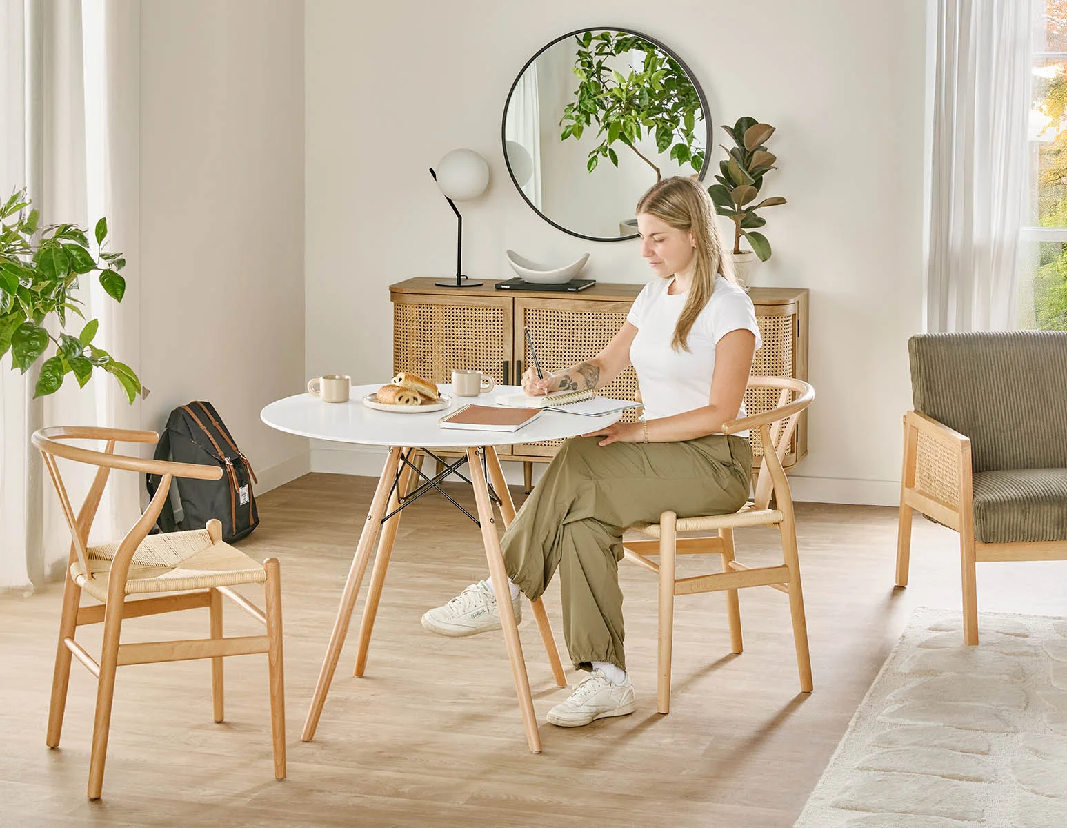 EIFFEL — Round lacquered dining table with solid beech wood legs 90 cm
